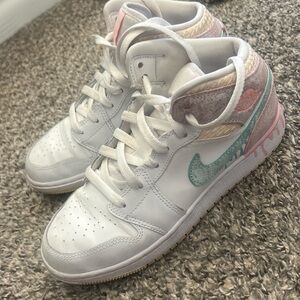 MIDI jordan 1s size 5.5 men’s so 7.5 women’s